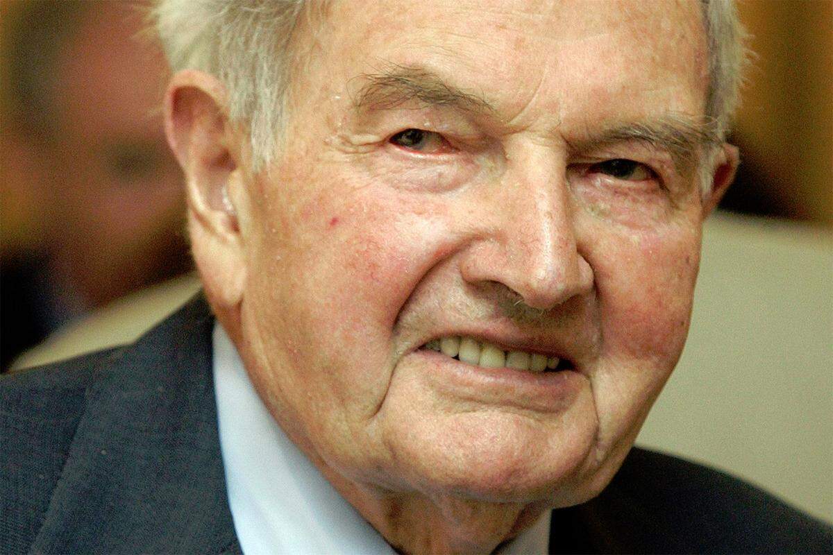 David Rockefeller, der 97-jährige Patriarch der Rockefeller-Familie, ist der Enkel des Ölmagnaten und vermutlich finanziell reichsten Menschen aller Zeiten: John D. Rockefeller. Er vefügt über ein Vermögen von 2,7 Milliarden Dollar.