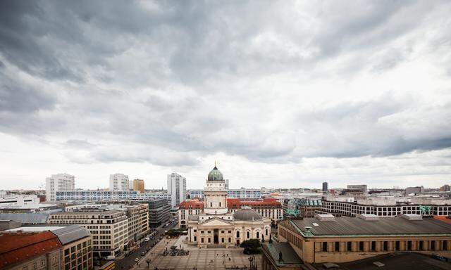 Wolken über dem Gendarmenmarkt in Berlin. Auf dem Immobilienmarkt könnte es ebenfalls stürmisch werden. 