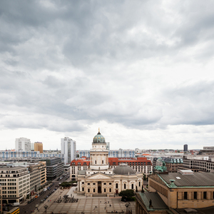 Wolken über dem Gendarmenmarkt in Berlin. Auf dem Immobilienmarkt könnte es ebenfalls stürmisch werden. 