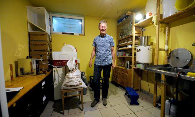Kurt Tojner braut in seinem Keller in Rodaun Biere, denen er typisch wienerische Namen gibt.