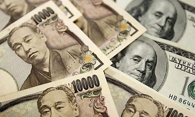 File photo of Japanese 10,000 yen notes and $100 dollar notes at the main office of the Korea Exchang