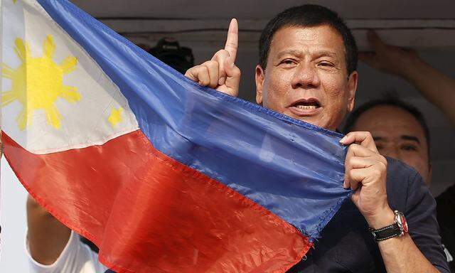 Der gewählte Präsidente Rodrigo Duterte und die richtige Landesflagge: Blau ist oben.