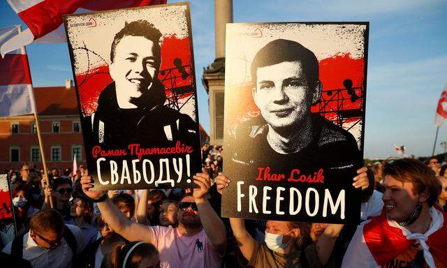 Die belarussische Minderheit in Warschau demonstriert für die Dissidenten Protassewitsch und Losik