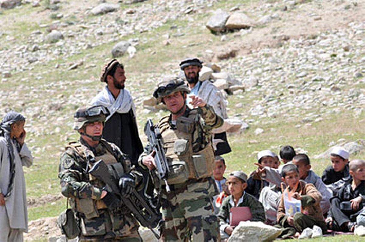 Französische Soldaten in Sultankhel (Provinz Kapisa) bei der Verteilung von Hilfsgütern.