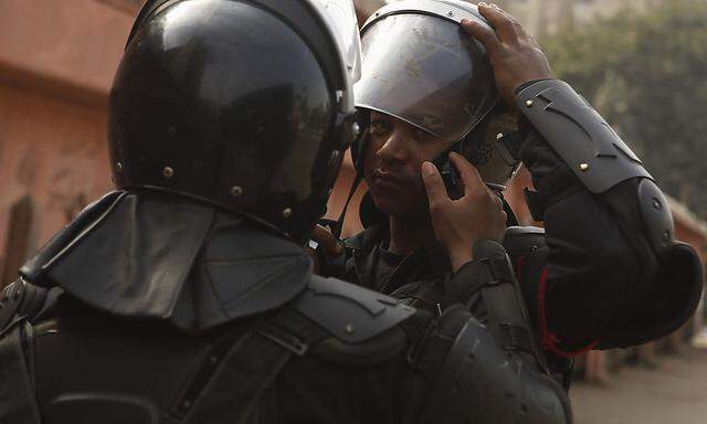 Archivbild zweier ägyptischer Polizisten. Seit die Muslimbruderschaft als Terrororganisation eingestuft wird, haben die Sicherheitskräfte in Ägypten viel zu tun.