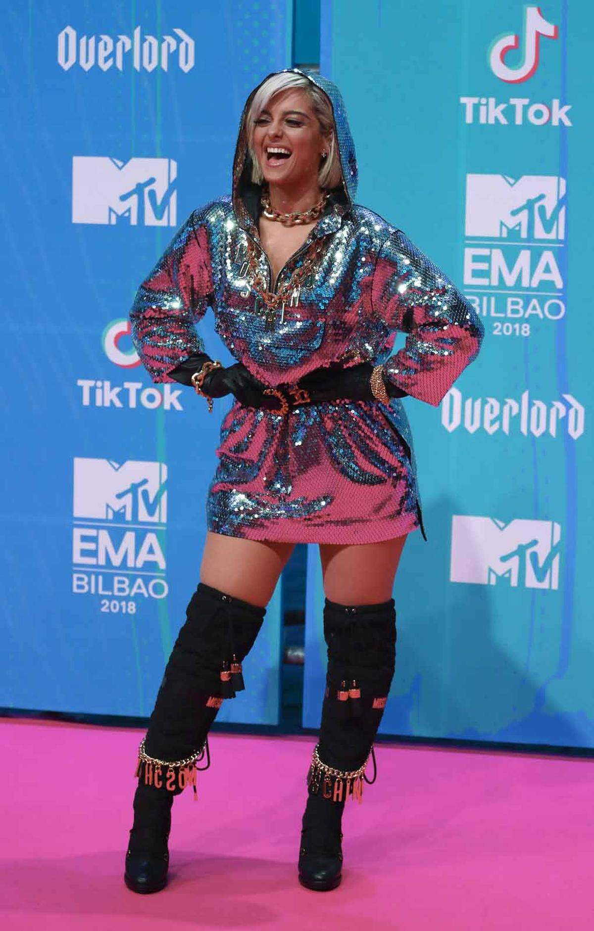 Die US-amerikanische Popsängerin Bebe Rexha in einem Disko-Look von Moschino.