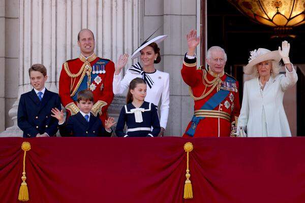 Ganz traditionell winkt die royale Familie im Anschluss an die Parade vom Balkon des Buckingham-Palasts.