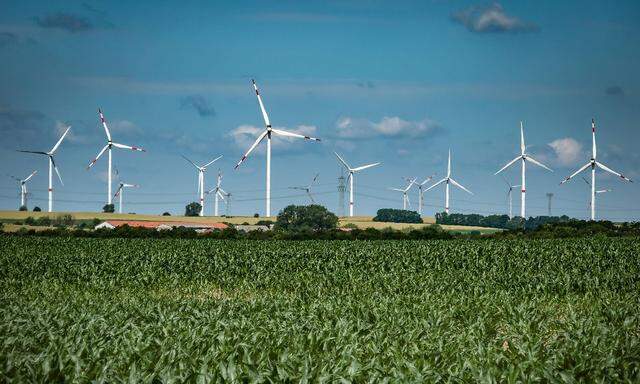 Region Uckermark im Bundesland Brandenburg Landschaft Landwirtschaft Felder Windr�der Windpark bei