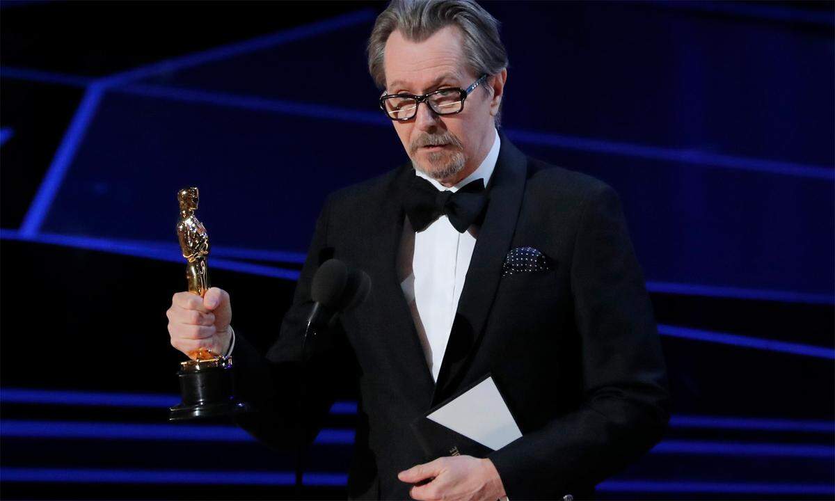 Er sieht ganz anders aus als Winston Chrurchill. Gary Oldman spielt ihn mit künstlichem Wanst unter Bergen von Make-Up. Und trotzdem mit starker Mimik. Weshalb es keine Überraschung ist, dass er den Oscar als bester Hauptdarsteller bekommt.