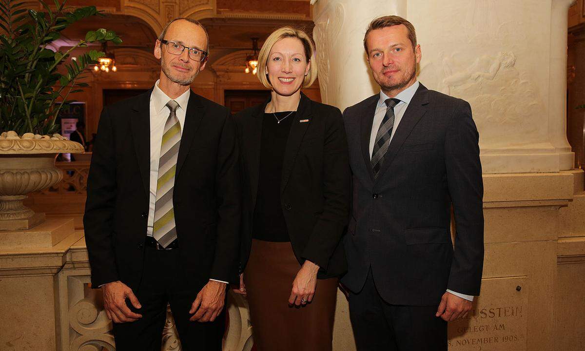 Styria-Finanzmanager Gerold Linzbacher (l.), KSV1870-Prokuristin Katharina Trappitsch-Budasch und der „Presse“ Vorsitzende der Geschäftsführung Herwig Langanger.