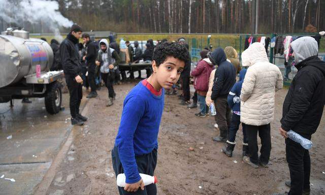 Ein Flüchtling an der Grenze zwischen Polen und Belarus