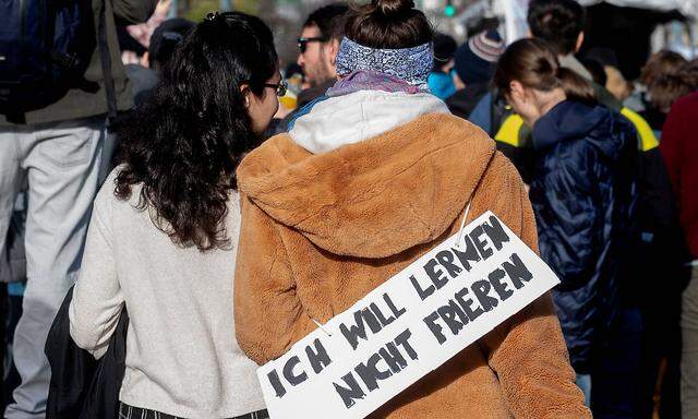 Am Montag gingen an der TU Wien Studenten, Lehrende und Rektoren gemeinsam auf die Straße für mehr Budget.