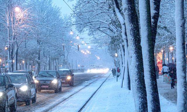Erneut liegt Schnee auf Wiens Straßen und Schienen.