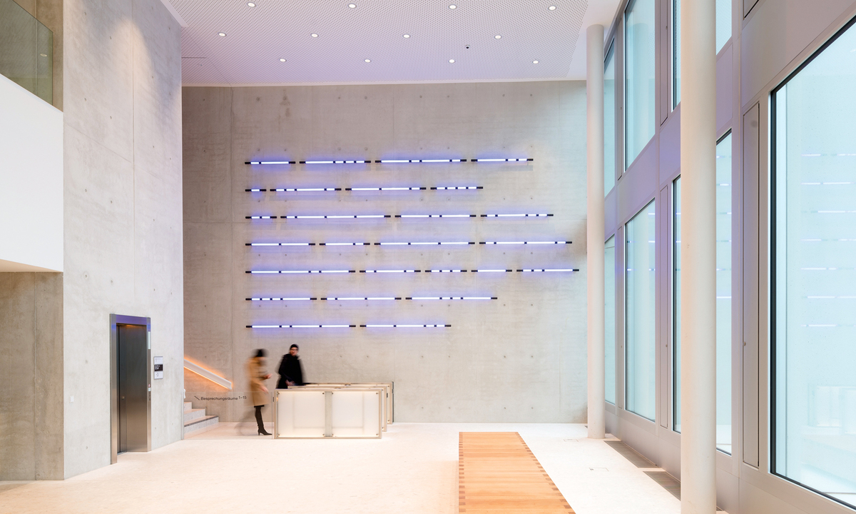 Zwischen Reklameschrift und Beleuchtungskörper: Licht als Designelement wird wieder bleliebter (hier in der Post am Rochus/Wien).