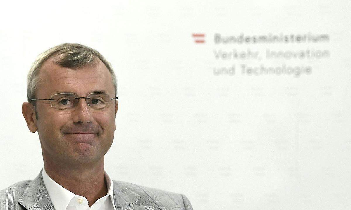 Bei der Hofburg-Wahl 2016 musste sich Norbert Hofer (FPÖ) geschlagen geben, nun sitzt er dafür als Infrastrukturminister auf der Regierungsbank - und lässt Tempo 140 auf Autobahnen testen. Seine Vision: „Wir wollen nicht, dass Autos stehen. Autos sollen fahren.“  