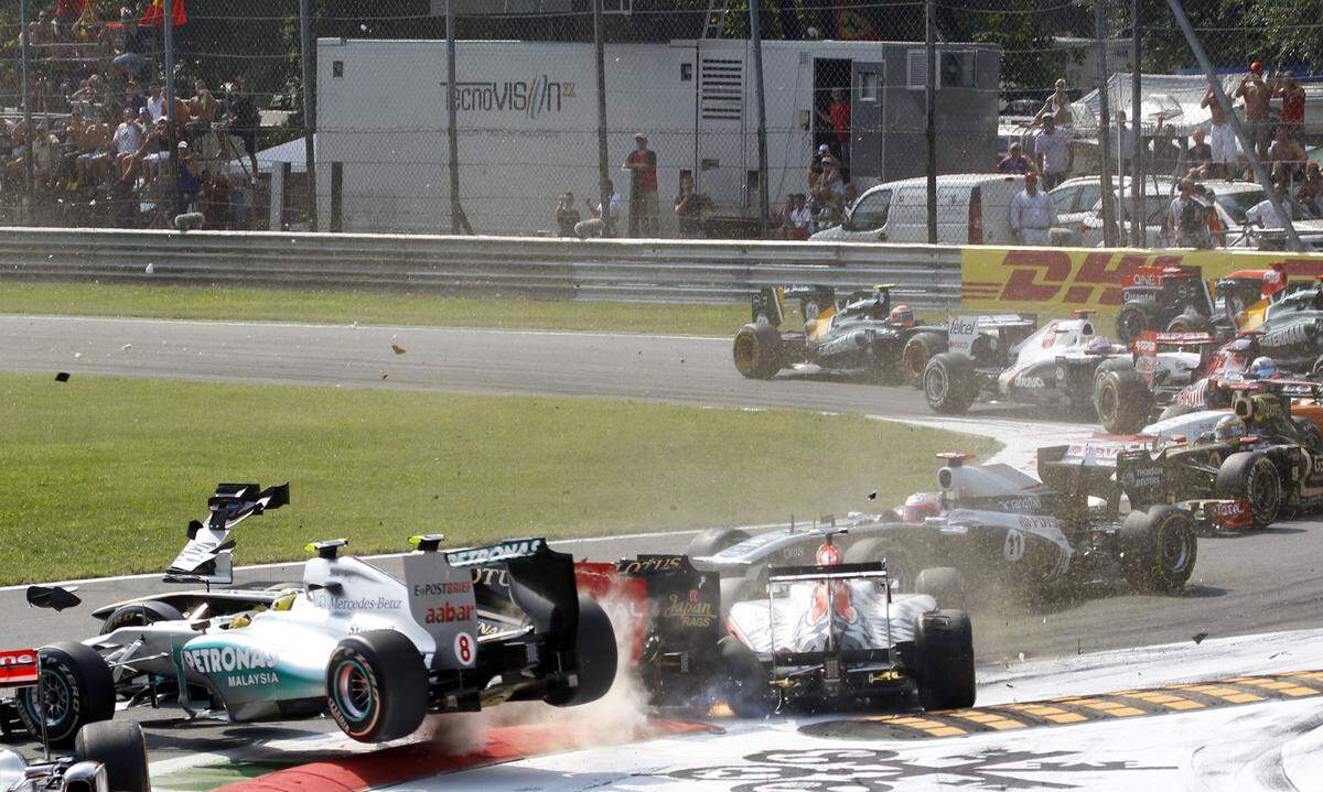 Hier erwischt es unter anderem den Mercedes von Nico Rosberg, Monza 2011.