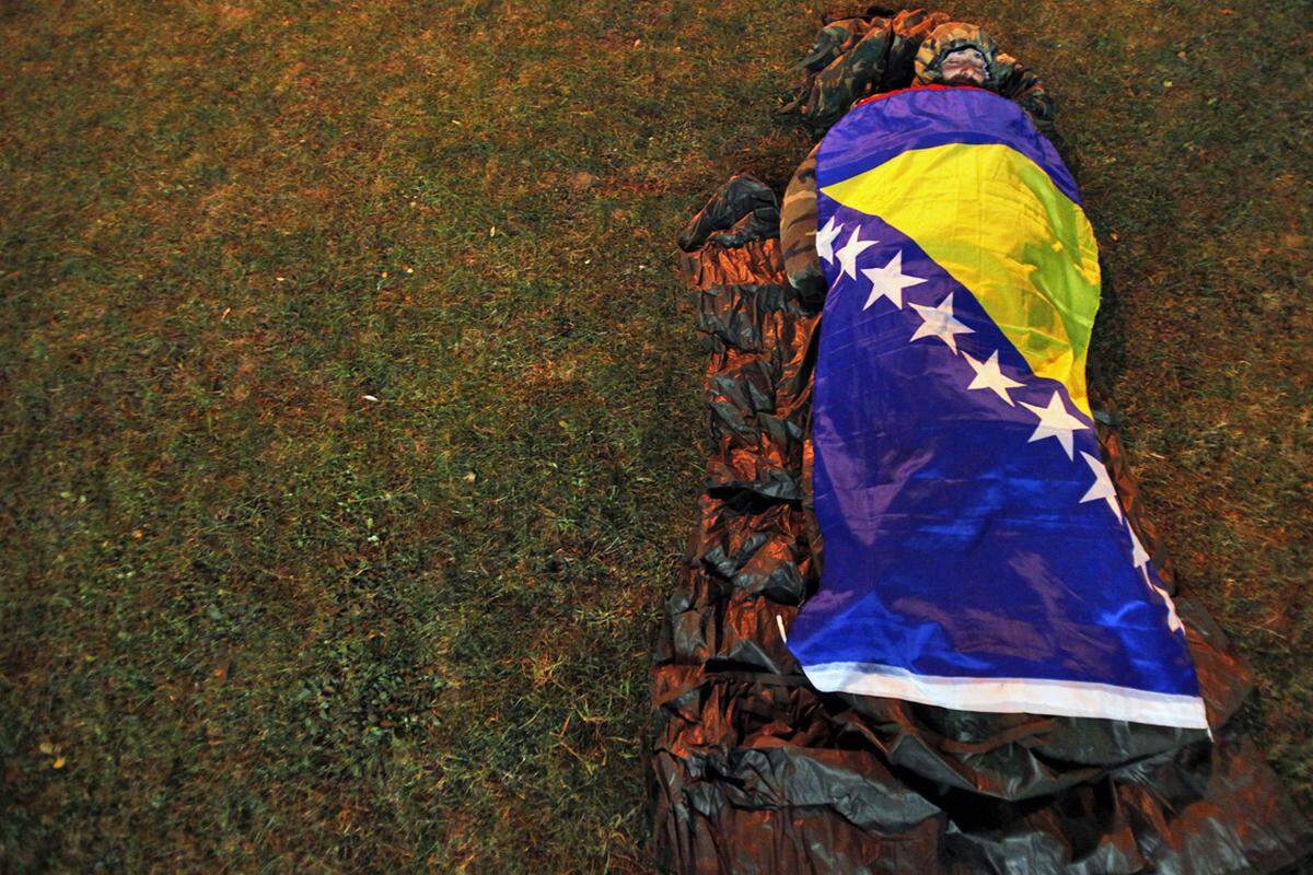 Durch das Friedensabkommen wird Bosnien-Herzegowina ein Staat mit zwei Entitäten (Verwaltungseinheiten)- die bosniakisch-kroatische Föderation und die Republika Srpska. Schon zuvor hatten die bosnischen Kroaten und die Bosniaken einen Waffenstillstand vereinbart und einen Vertrag zur Bildung einer Föderation unterzeichnet.