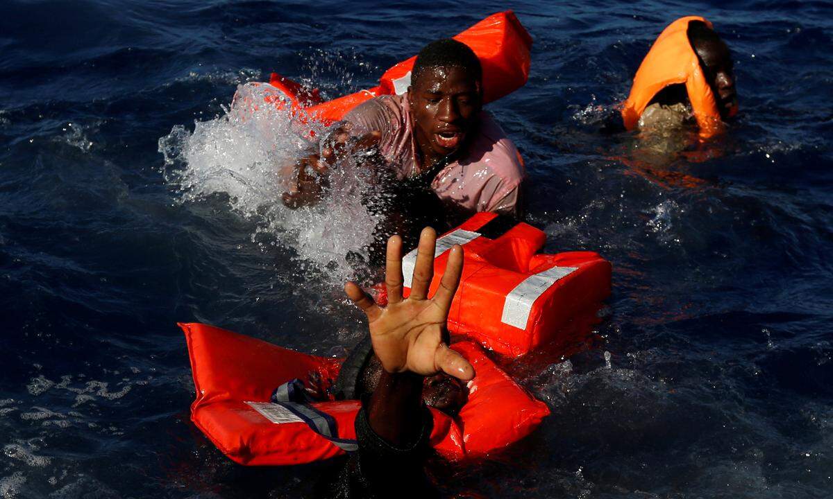 14. April. 2017. Bis in die Gegenwart bestimmten Flüchtlingsschicksale auf mehreren Seewegen die Schlagzeilen. Im Bild eine Rettungsaktion der NGO Moas 15 Seemeilen von der libyschen Küste entfernt.