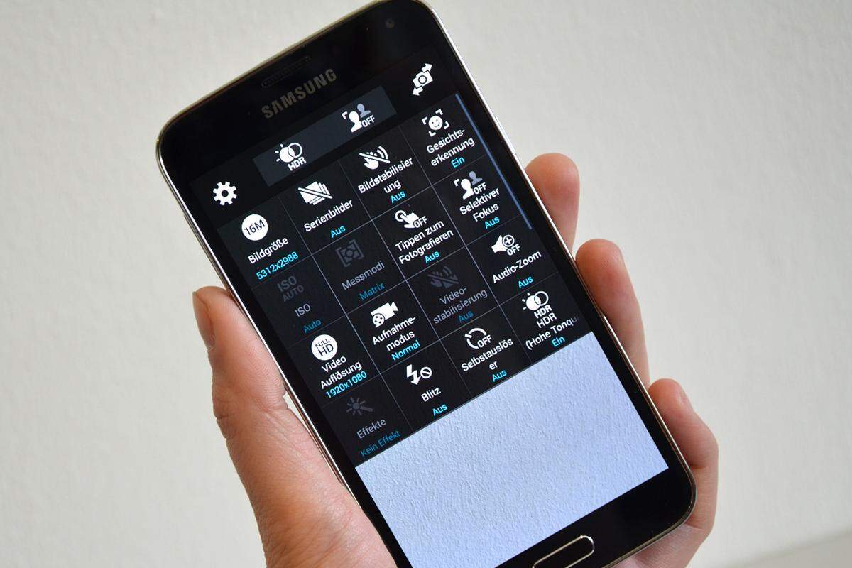 Die Kamera des S5 macht dank HDR auch in schlechten Lichtsituationen erstaunlich gute Fotos mit einem auffällig schnellem Autofokus und wartet mit einigen feinen Software-Extras auf.