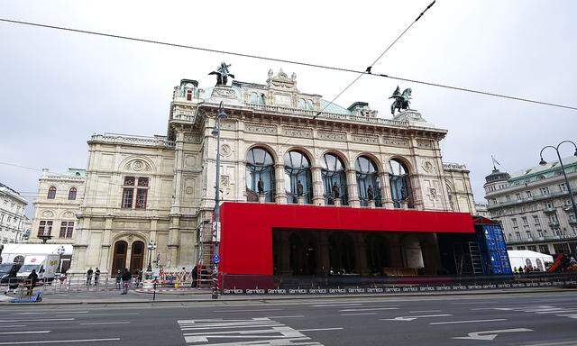 Das Entree der Wiener Staatsoper nimmt Formen an. Bis hierher sollen die Demonstrierenden aber nicht kommen.