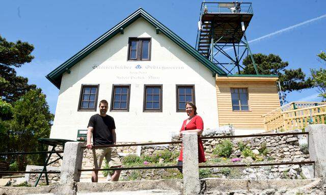 Die sanierte Rudolf-Proksch-Hütte im Wienerwald mit den neuen Pächtern Peter und Sigrid Artner.