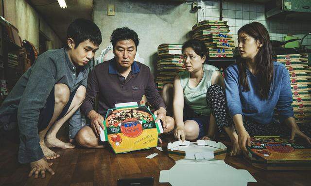 Diese arme Familie führt eine reiche hinters Licht – aber wer sind wirklich die Schmarotzer? „Wenn Anstand und Menschenwürde ins Hintertreffen geraten, werden alle Beziehungen parasitär“, sagt der südkoreanische Regisseur Bong Joon-hoo.
