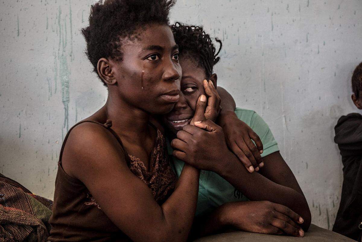 Das Foto mit dem Titel "The Libyan Migrant Trap" enstand in einem Flüchtlingscamp in Surman, Libyen. Es zeigt zwei Frauen aus Nigeria. In dem Camp leben hunderte Frauen, die von Gewalt und sexueller Nötigung dort berichten. Die meisten von ihnen sind bei dem Versuch, nach Europa zu flüchten, hier gelandet. 