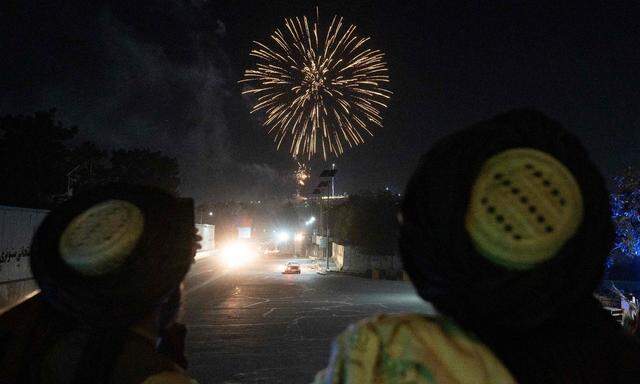 Die Taliban erklärten den Tag zum nationalen Feiertag. Schon am Vorabend erhellten Feuerwerke den Himmel über der Hauptstadt Kabul.