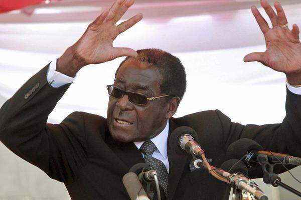 Er sei ein "verrückter alter Mann": So lautet Wikileaks zufolge das Urteil von Südafrikas Außenministerin Maite Nkoana-Mashabane über den Präsidenten Simbabwes, Robert Mugabe.