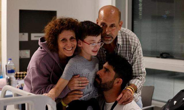 Der neunjährige Ohad Munder wird nach der Hamas-Gefangenschaft von seiner Familie in die Arme geschlossen.