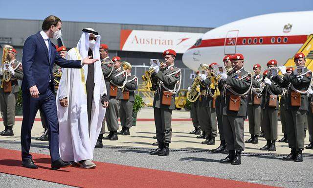 Bundeskanzler Kurz und die Militärmusik begrüßten Kronprinz Mohammed bin Zayed Al Nahyan am Wiener Flughafen.