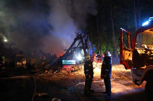 Ein Wirtschaftsgebäude ist am späten Montagabend im Wiener Schlosspark Pötzleinsdorf abgebrannt.