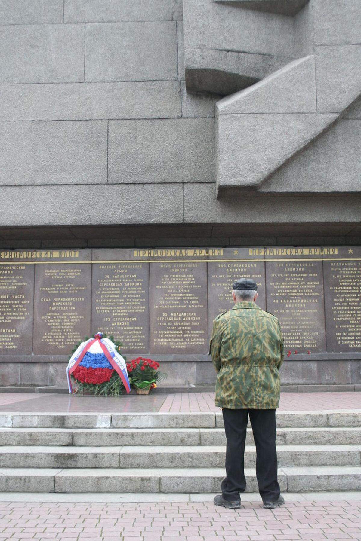 Ein Mann gedenkt der Gefallenen im Zweiten Weltkrieg. Sewastopol war acht Monate lang bitter umkämpft.