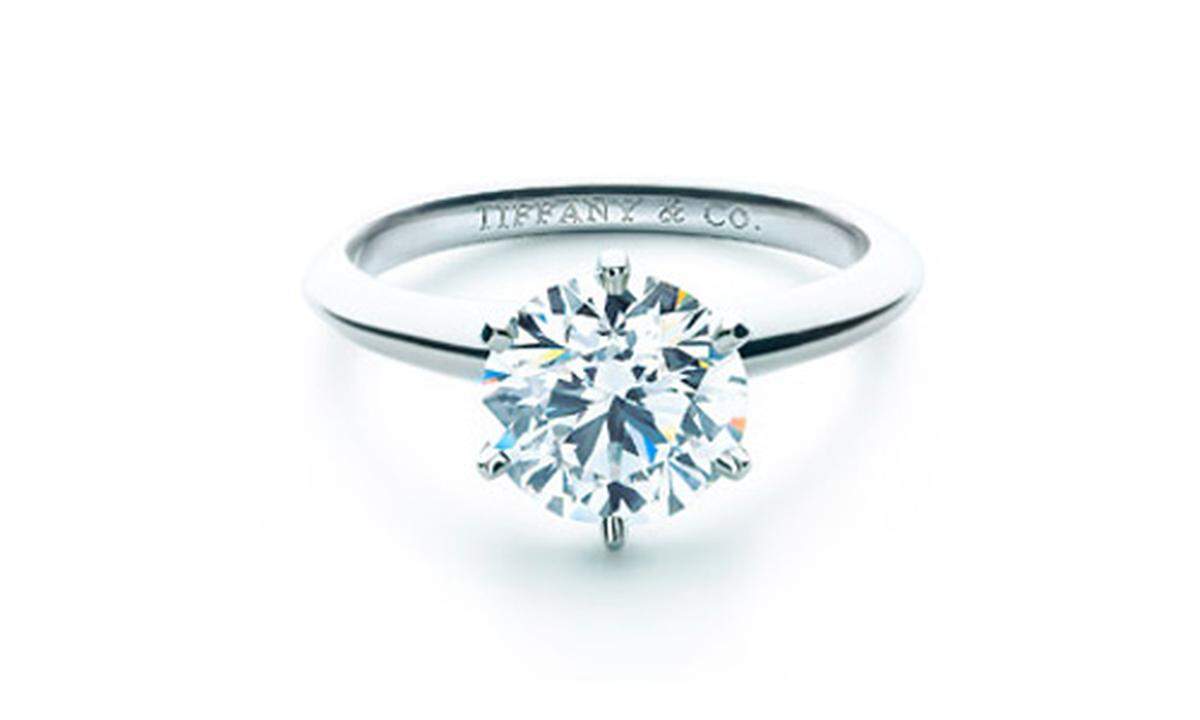 The Tiffany Setting Seit seiner Creation ist der Tiffany Setting Verlobungsring einer der berühmtesten Ringe überhaupt. Als „Ring der Ringe“ symbolisiert er alles, wofür Verlobungsringe stehen, auf eine brillante Art und Weise. Von Tiffany&Co, Preis auf Anfrage