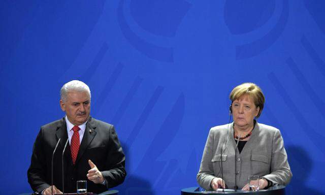 Angela Merkel empfängt türkischen Premier Yıldırım.