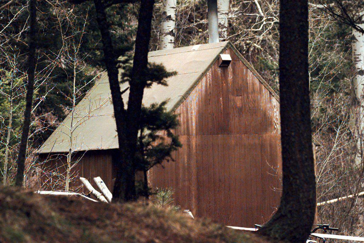 1978 bis 1995:  In dieser kleinen Hütte in den Bergen Montanas lebt er ab 1970, der "Unabomber" alias Ted Kaczynski. Insgesamt 16 Briefbomben soll der Anarchist verschickt haben, und zwar vornehmlich an Universität- und Vorstandsmitglieder von Fluggesellschaften.