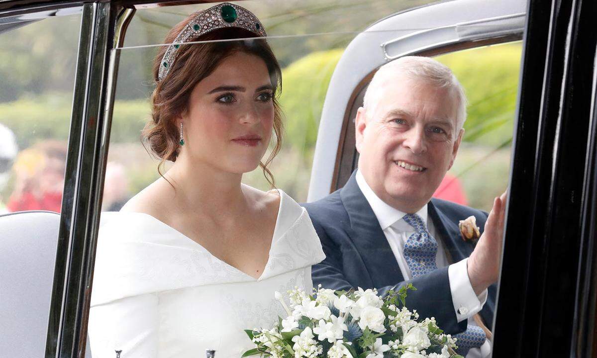 Die Ankunft der Braut. Auf ihrem Haupt trägt die Prinzessin Eugenie die "Greville Emerald Kokoshnik Tiara", die einst Queen Mum gehörte.