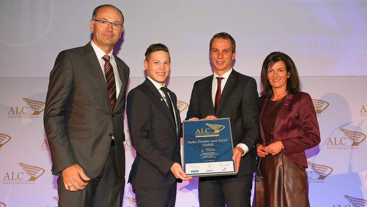 Auszeichnung 3. Platz Kategorie National "Großbetriebe" für die Josko Fenster und Türen GmbH aus Kopfing (v. li.): A1-Verkaufsleiter Peter Kaser, Josko-Eigentümerverterter und Vertriebsleiter Stefan Wagner, Josko-Finanzchef Thomas Litzlbauer und WK Oberösterreich-Vizepräsidentin Margit Angerlehner.