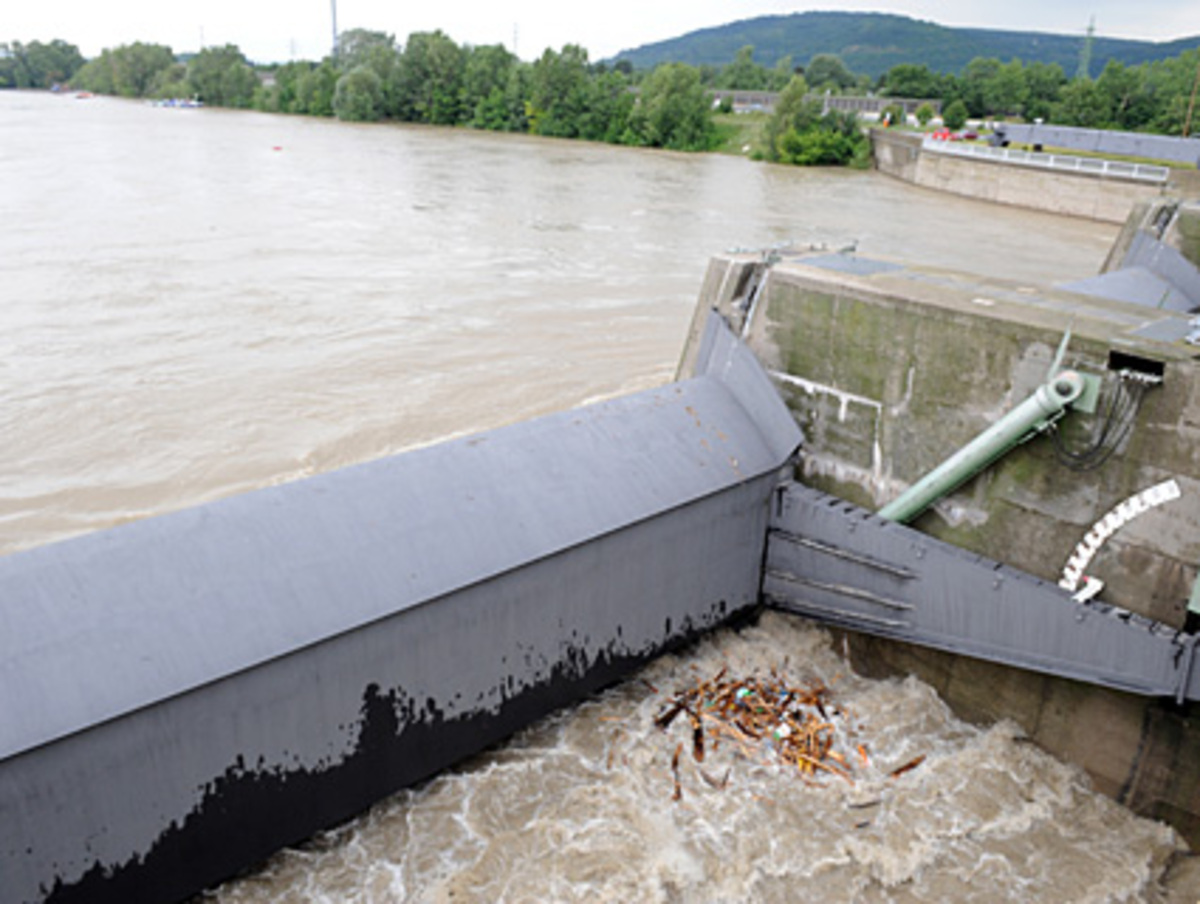 Die Schleusen öffnen sich rasch. Sollte das Computersystem ausfallen, könnte Klikovits die Hydraulik auch direkt bei den Wehren per Knopfdruck starten. Dort ist das Rauschen des Wassers ohrenbetäubend, dazu kommen dumpfe Schläge von Ästen, die im Wasser treiben und gegen die Wehre krachen. Will man hier kommunizieren, muss man laut schreien.Jetzt, da die Donau wieder an Wasser verliert, ist der Dienst „fast fad“. Hoffen auf Schlechtwetter, also? Klikovits lächelt. Die Hochwasserphasen seien schon „der Lieblingsteil“ seiner Arbeit.
