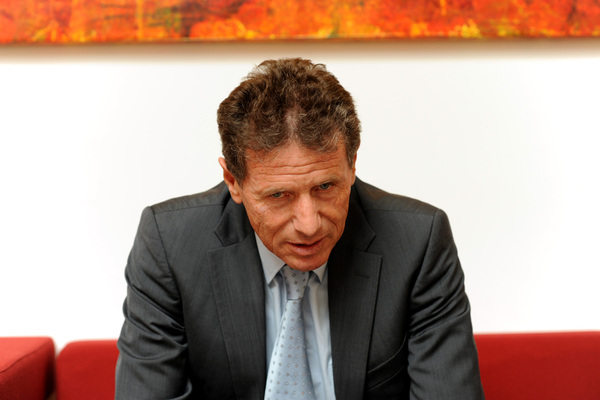 Wissenschaftsminister Karlheinz Töchterle (ÖVP) veröffentlicht ein von ihm beauftragtes Rechtsgutachten von Heinz Mayer, wonach Unis autonom Studiengebühren in beliebiger Höhe in ihren Satzungen festschreiben können. Von der SPÖ folgen Gegengutachten.