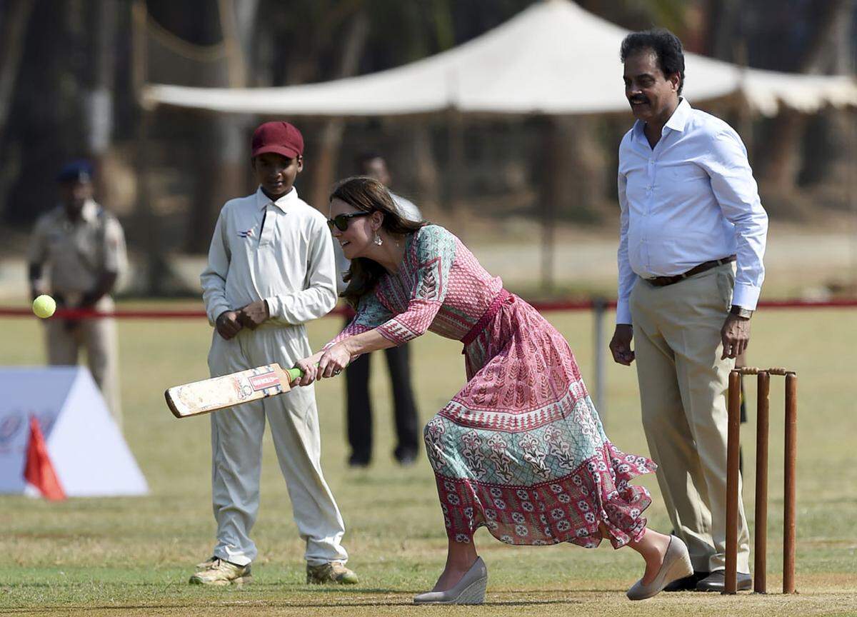 Es wird einerseits von Straßenkindern gespielt, während andererseits die großen Cricket-Stars des Landes Millionen verdienen.