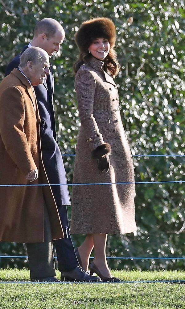 Hier war sie zusammen mit ihrem Mann, Prinz William, und ihrem Schwiegergroßvater, Prinz Philip, auf dem Weg in die St. Mary Magdalene-Kirche in Sandringham. Farblich passt sie sich den Älteren der Familie an. 