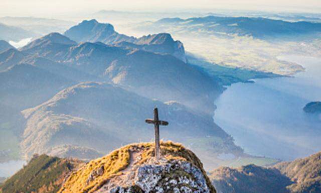 Im Blickfeld. Mondsee von oben – unten zählt die Aussicht auf das nahe Ufer.