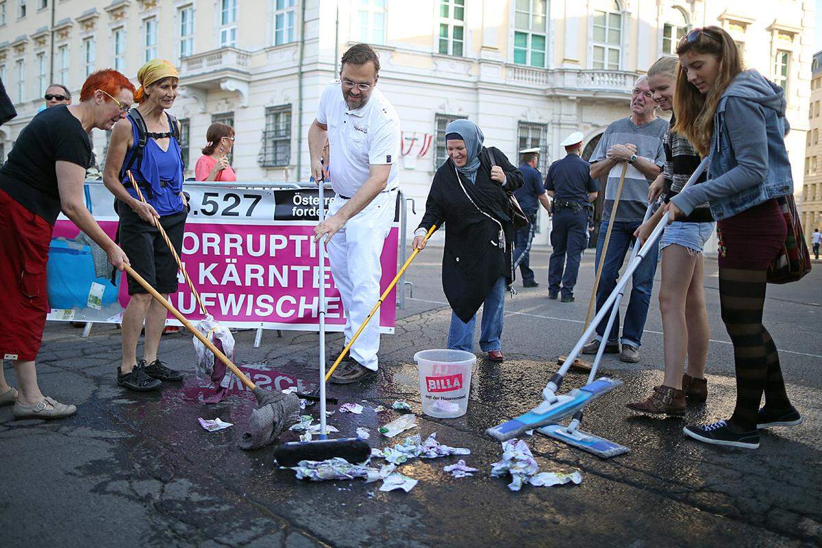 11. September. Die Bürgerpetition-Plattform Avaaz veranstaltete vor dem Bundeskanzleramt einen Flashmob für Neuwahlen in Kärnten.