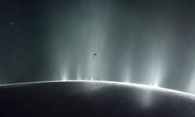 Enceladus hat eine dicke Eisschicht, unter der nach früheren Erkenntnissen vermutlich ein großer Ozean liegt.