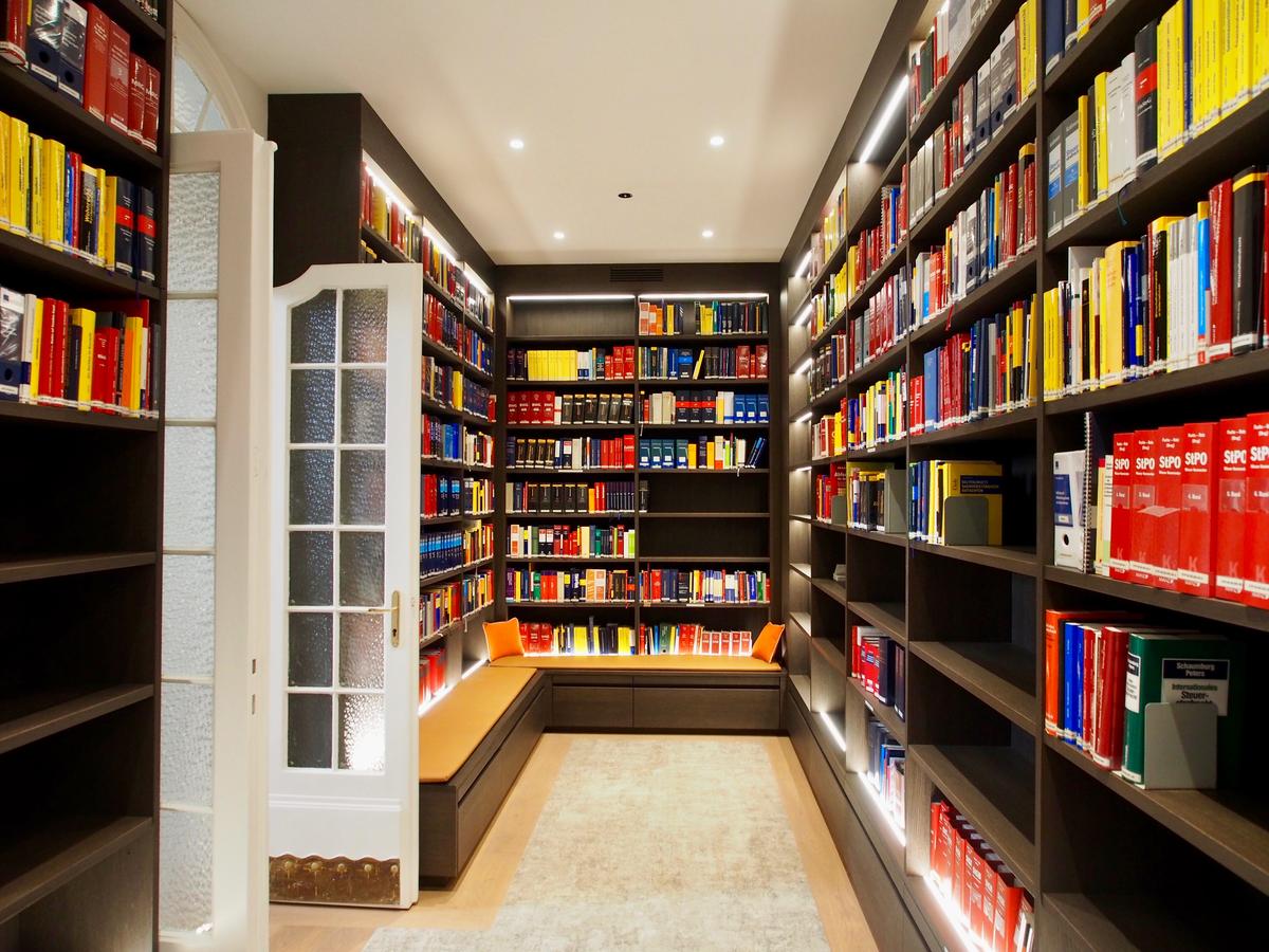 Die Bibliothek mit praktischen Sitznischen.