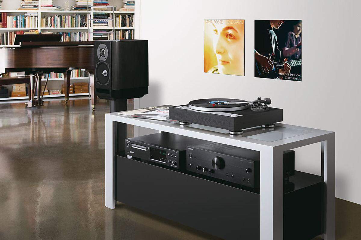 Typisch Vinyl: Der Onkyo die Musik luftig, präzise und mit großer Bühne, wobei der Onkyo nie vergessen lässt, was die Stärke der Schallplatte ist, nämlich die harmonische Gesamtwiedergabe. Druckvolle Dynamik ist eher nicht seine Stärke, und der Bass ist etwas (zu) schlank. Insgesamt ein angenehmes Klangbild, dass man gerne lange hört. Je nach Musikstil und Vorliebe könnte er aber etwas mehr Punch liefern. Dem Klischee nach empfiehlt sich der Onkyo daher eher für Klassik als für Rock oder Elektronische Musik (die kurioser Weise besonders gerne von Platte gespielt wird)