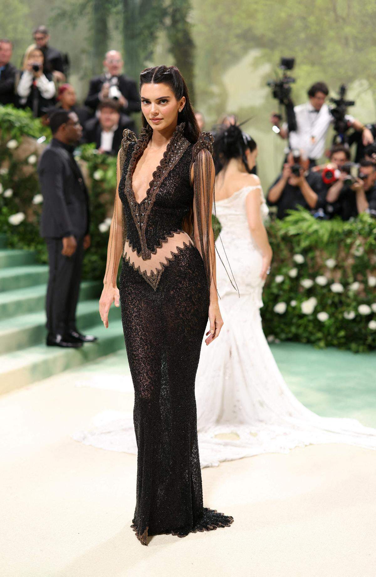Kendall Jenner in einem Kleid aus dem Archiv von Givenchy von Alexander McQueen. 