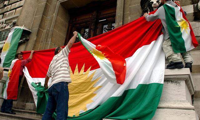 Die offizielle kurdische Flagge darf bei Kundgebungen verwendet werden.