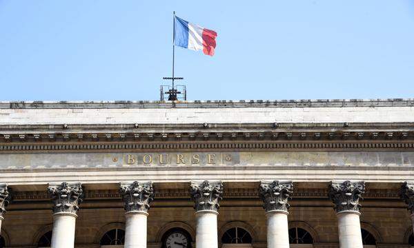 An der Pariser Börse litten Bankwerte am stärksten unter den den angekündigten Neuwahlen. So waren die Aktien von Societe Generale und BNP Paribas mit Verlusten von 5,7 bzw. 4,7 Prozent die größten Verlierer im CAC-40. 